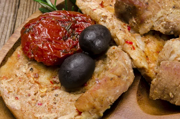 Bakade kött med oliver och rostade tomater — Stockfoto
