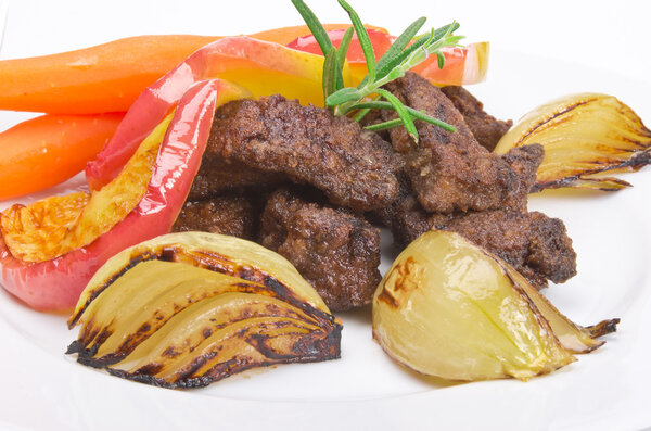 Roasted liver with vegetables and apple