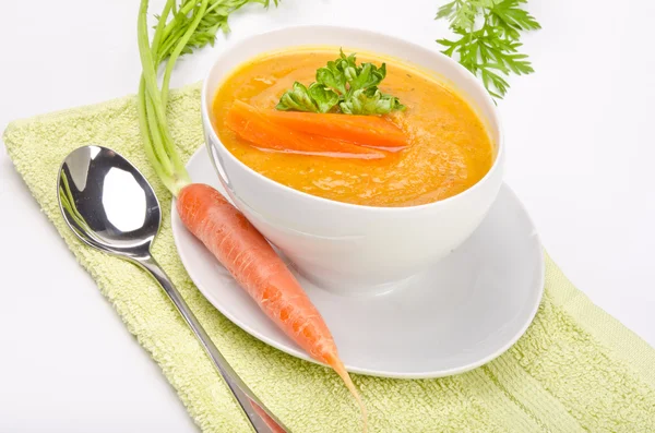 Sopa de cenoura com legumes da primavera — Fotografia de Stock