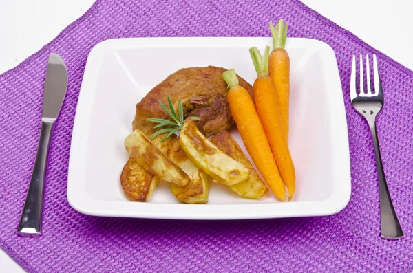 Запеченные kartofeln с gegrilte мясо и karoten — стоковое фото