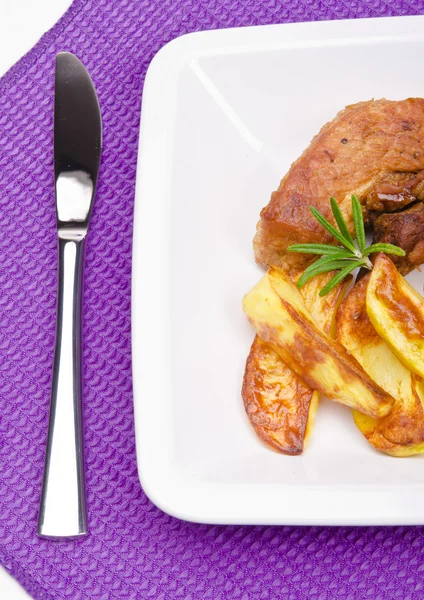 Ψημένο kartofeln με το gegrilte κρέας και karoten — Φωτογραφία Αρχείου
