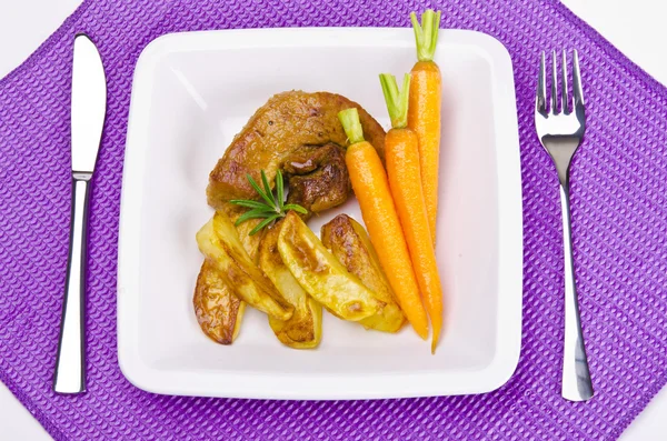 Gebackene Kartofeln mit gegrilltem Fleisch und Karoten — Stockfoto