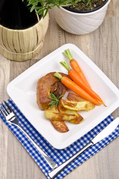 Gegrilte et ve karoten ile pişmiş patatoes — Stok fotoğraf