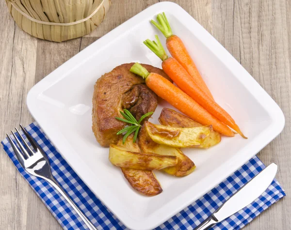 Gebackene Kartoffeln mit gegrilltem Fleisch und Karoten — Stockfoto