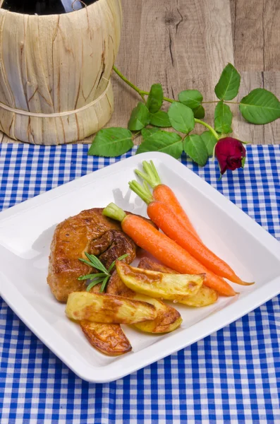 Pečené brambory s gegrilte masem a karoten — Stock fotografie