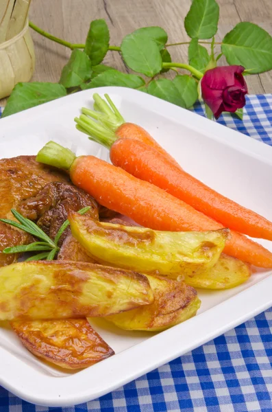 Gebackene Kartoffeln mit gegrilltem Fleisch und Karoten — Stockfoto