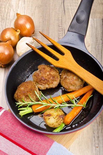 stock image Rissoles with vegetables