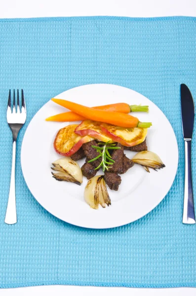 Roasted liver with vegetables and apple — Stock Photo, Image