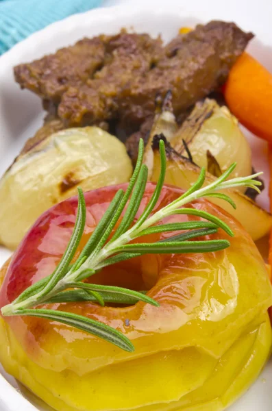 Gebratene Leber mit Gemüse und Apfel — Stockfoto