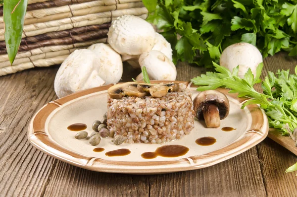 Buckwheats fındık krema ve mantar ile — Stok fotoğraf