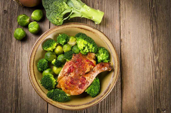 Chicken's thigh in the vegetable — Stock Photo, Image