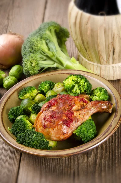 Kyckling lår i grönsaken — Stockfoto