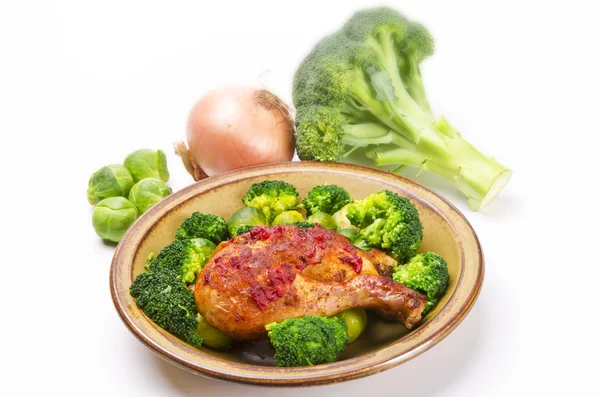 Kip de dij in de groente — Stockfoto