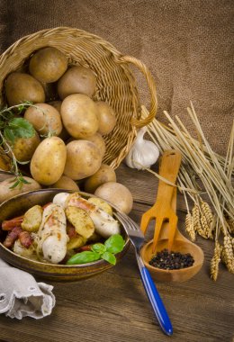 Silesian patates köfte ile füme domuz eti ve lahana turşusu