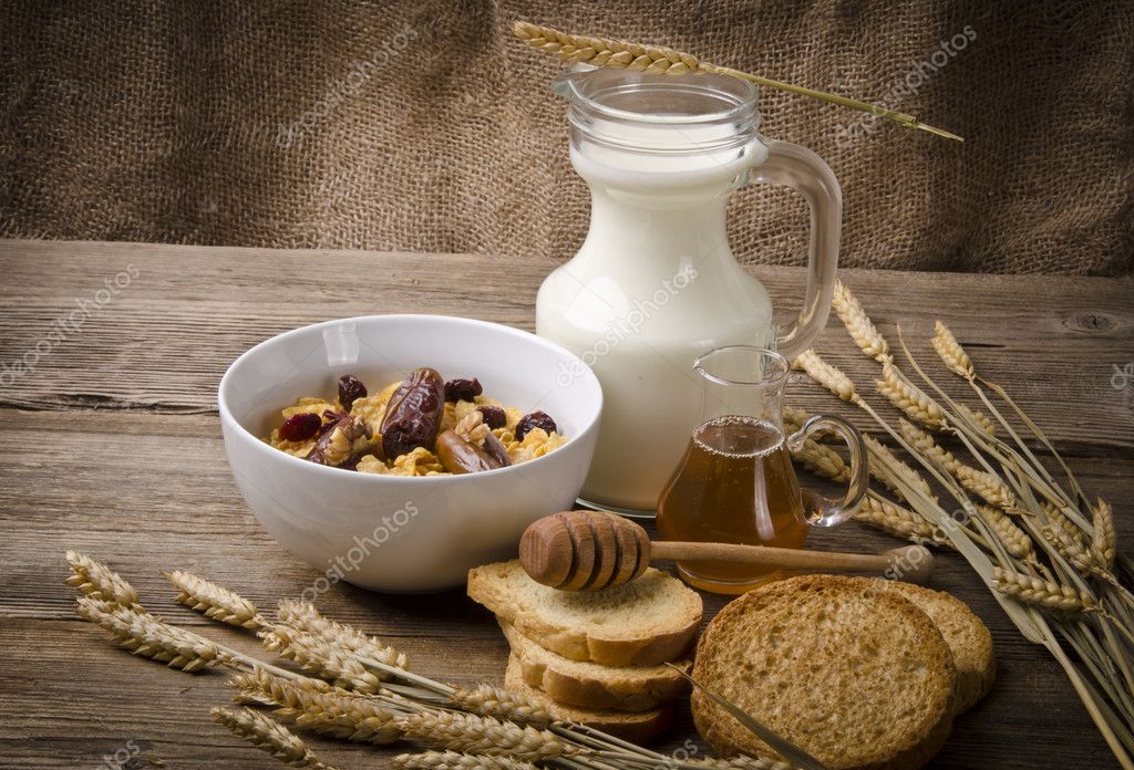 Muesli with lowfat milk and rusk — Stock Photo © dar19.30 9561226