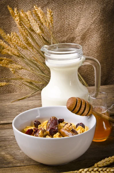 Muesli with low-fat milk and rusk — Stock Photo, Image