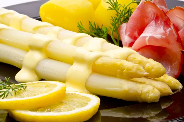 Asperges, ham en saus hollandaise — Stockfoto