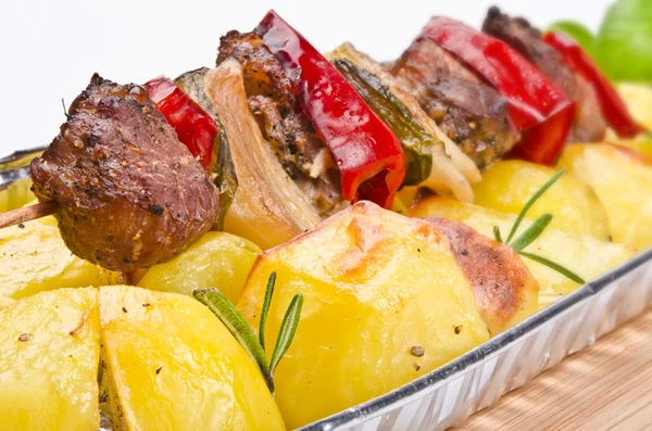 Mięso pluć ze smażonymi ziemniakami — Zdjęcie stockowe