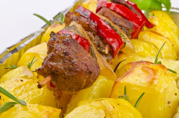 Vlees spit met gebakken aardappelen — Stockfoto