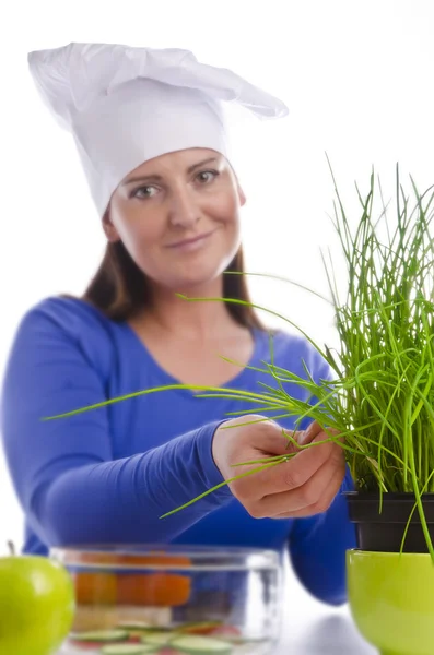 Donna con erba cipollina — Foto Stock