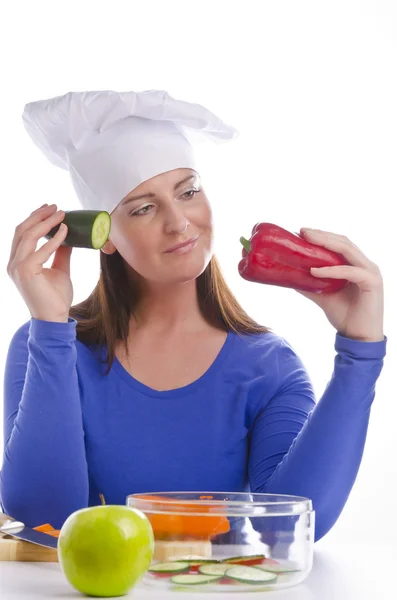 Kvinna med paprika och gurka — Stockfoto