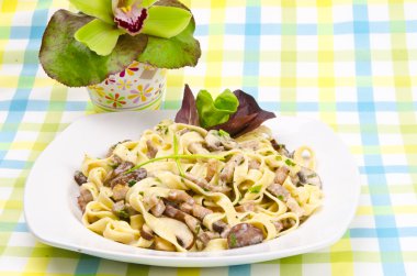 Tagliatelle kuyruk biftek şerit ve petrol