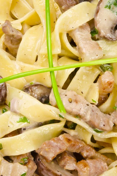 Tagliatelle met staart biefstuk stripe en champignons — Stockfoto