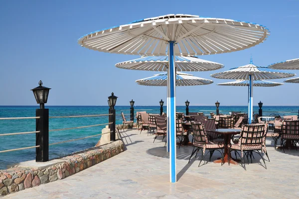 Mesa en un café junto al mar . — Foto de Stock