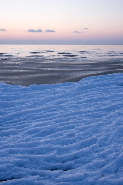 De bevroren sneeuw op de zee bij zonsondergang — Stockfoto