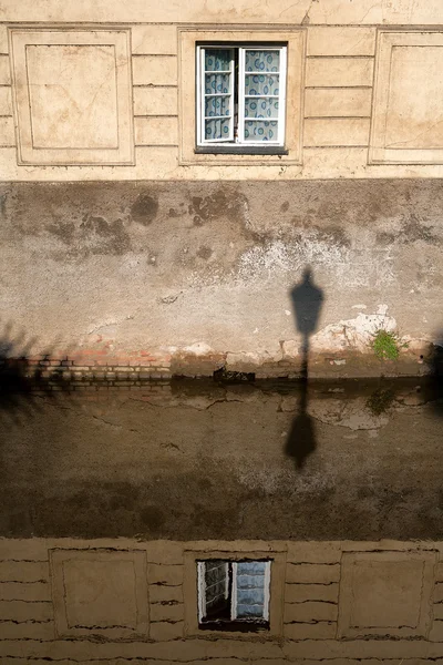 Fenster im Haus am Kanal in Prag mit Reflexion — Stockfoto