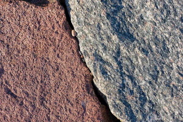 Pequeñas piedras entre dos piedras grandes — Foto de Stock