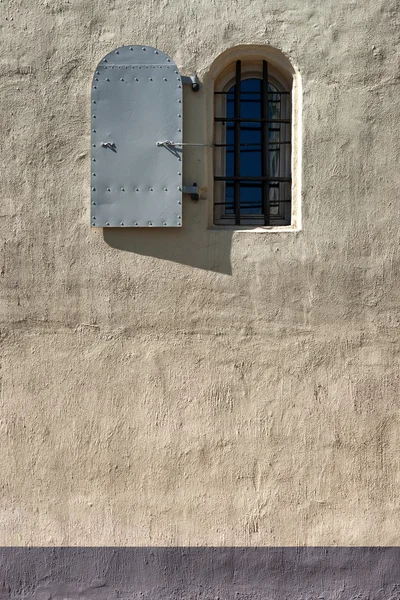 Fönster med fönsterluckor och barer — Stockfoto