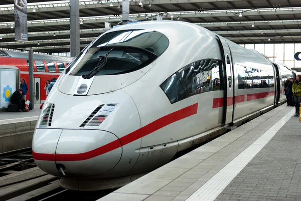 Moderní rychlé osobní vlak dojíždějící na stanici — Stock fotografie
