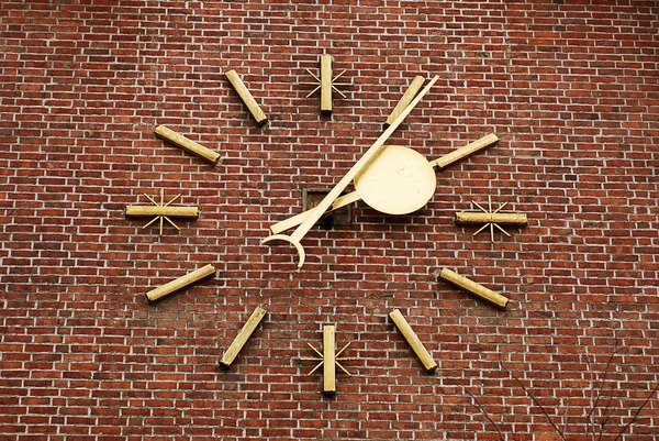 Um grande relógio na parede de tijolos — Fotografia de Stock