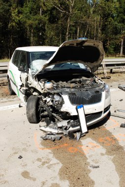 hasarlı araç yolu kazadan sonra