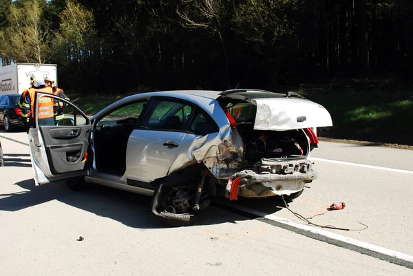 Uszkodzony samochód po wypadku na autostradą — Zdjęcie stockowe