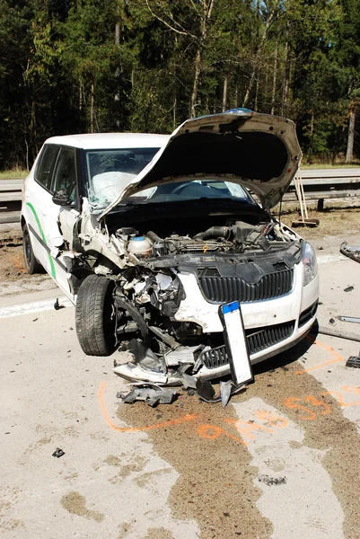 Dañado coche después de accidente en la autopista —  Fotos de Stock
