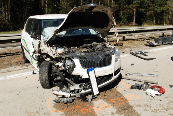 Dañado coche después de accidente en la autopista —  Fotos de Stock