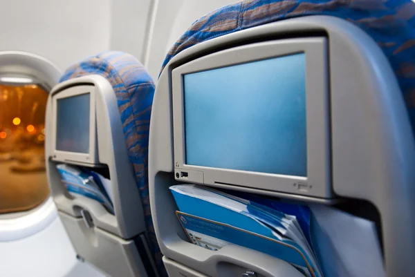 Pantallas de entretenimiento de pasajeros en el avión — Foto de Stock