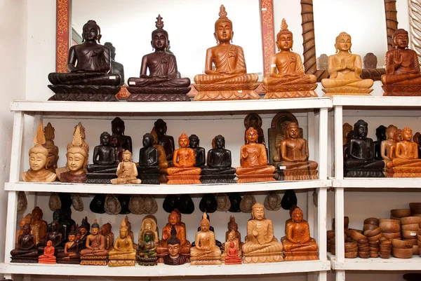 Sochy Buddhy pro prodej v obchodě — Stock fotografie