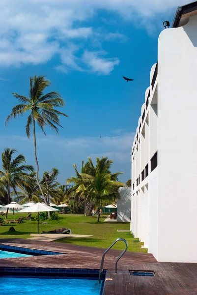 Hotel com piscina nos trópicos — Fotografia de Stock