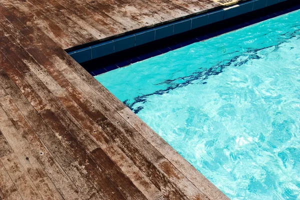 Bazén s dřevěnou flor — Stock fotografie