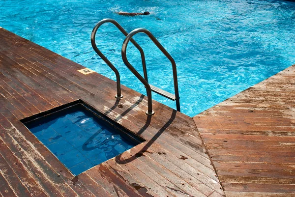 游泳池与楼梯和木地板 — 图库照片