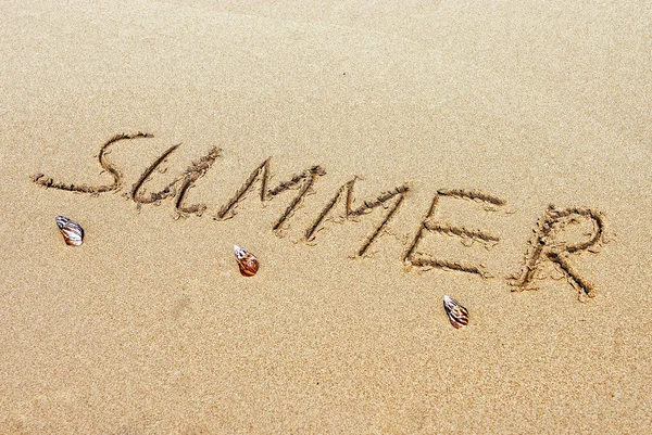 Inscrição manuscrita de verão na areia em uma praia — Fotografia de Stock