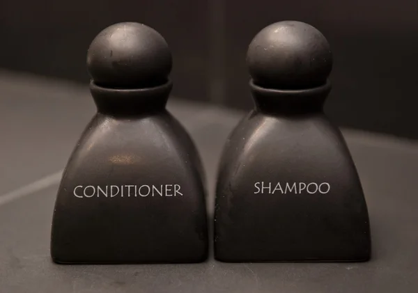 Garrafa preta de shampoo e condicionador — Fotografia de Stock