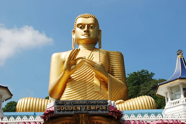 Een groot standbeeld van Boeddha aan de ingang van een boeddhistische tempel — Stockfoto