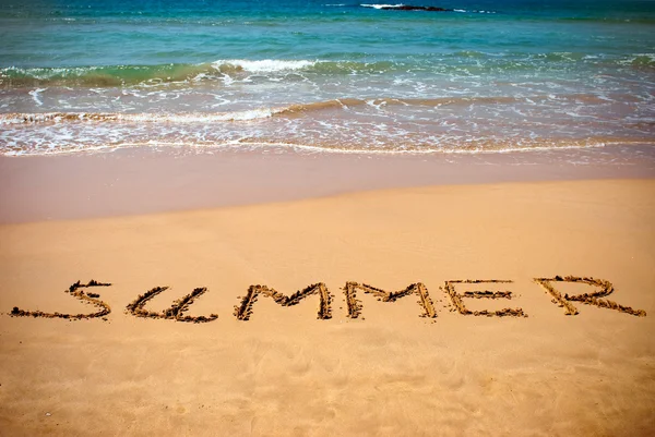 Καλοκαίρι ιδιόχειρη επιγραφή στην άμμο σε μια παραλία μπροστά από τον ωκεανό — Φωτογραφία Αρχείου
