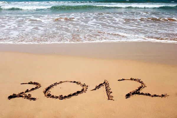 Nieuwjaar 2012 op natte gouden strand zand — Stockfoto