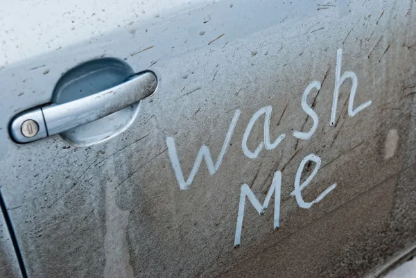 Iscrizione lavami nella portiera della macchina — Foto Stock