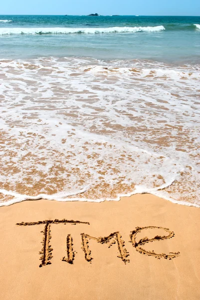 Inskrift tid på våta gyllene stranden sand framför havet. — Stockfoto